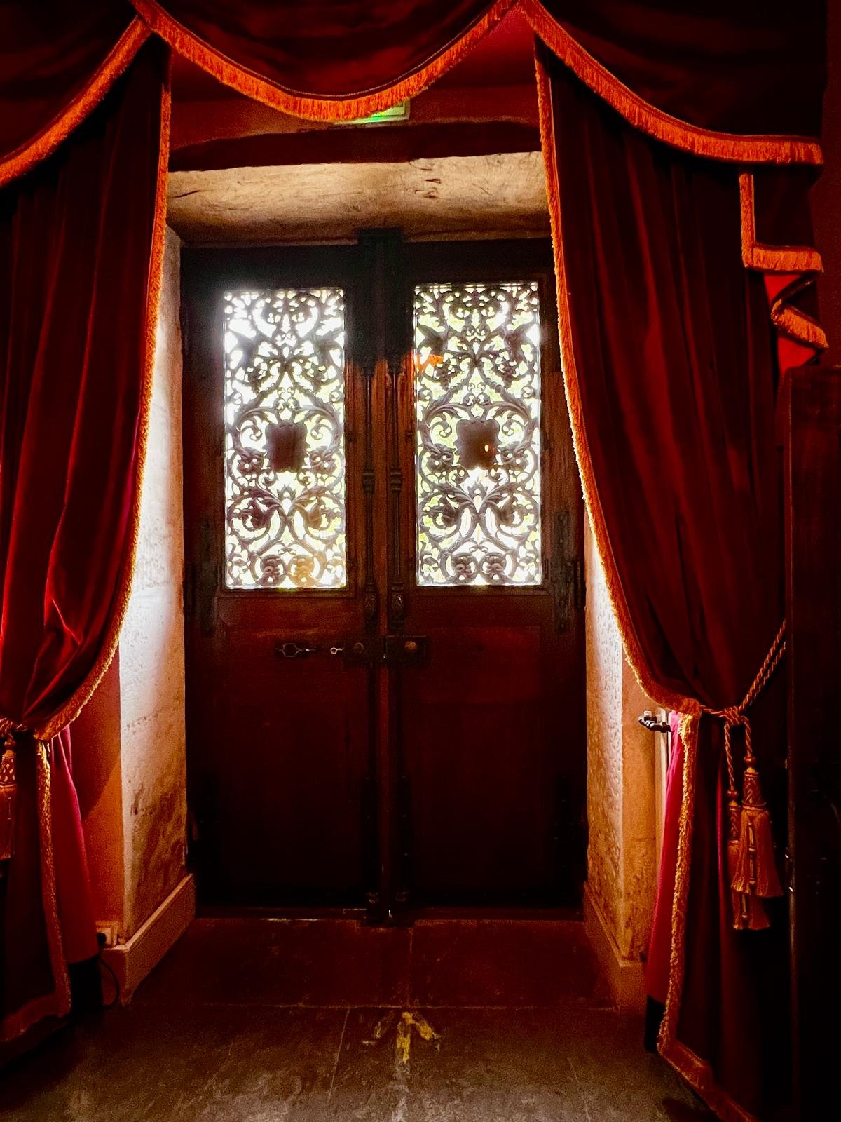 Porte de château avec rideaux rouges
